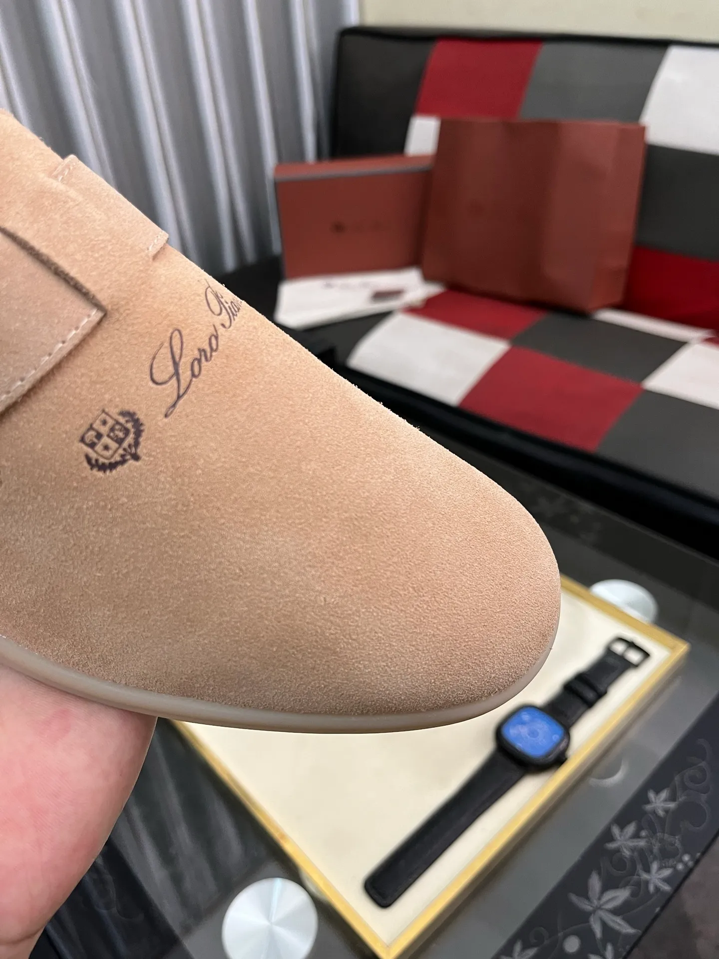 Men's men's shoes 💰458⌚️⌚️ Loro Piana's classic hot model lp top version of Pili casual shoes. It turns out that these are the casual shoes that are said to be able to walk 20,000 steps without getting tired. This pair has both good looks and feel. You will be completely lost as soon as you put it on. The minimalist design is eye-catching and durable, and it is a bonus for dressing. The soft feeling on the feet has outstanding texture, and it is very nice without abrasion on the feet. The soft and waxy soles make it easy to wear for daily use for a long time. Who can resist a pair of versatile and good-looking loafers? Don't be too elegant at all, the feel and texture of the feet are good, the key is to make the legs look longer and not tire the feet, the main thing is that it is just right!        Material: Original cowhide Lining: Original sheepskin Outsole: Original sole Size: 38-44